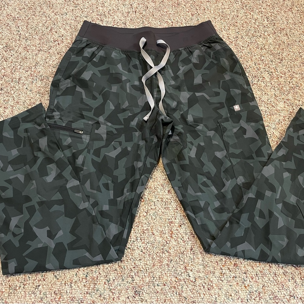 NWOT Figs camo scrub pants